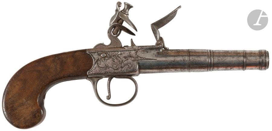 Pistolet à coffre à silex, britannique.
Canon rond à balle forcée. Coffre signé « Wallis ». Crosse en noyer, a joues plates
A.B.E (vers 1800)

