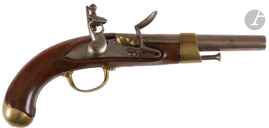 Pistolet d’arçon à silex modèle An XIII.
Canon rond à pan au tonnerre, frappé 1805. Platine gravé « Manuf… de Charle(effacée) » garnitures en laiton, crosse en noyer, baguette en fer.
A.B.E (piqures manque la queue de détente).

