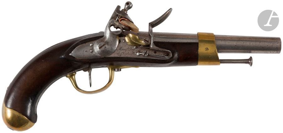 Pistolet d’arçon à silex modèle An XIII. 
Canon rond à pans au tonnerre poinçonné. Queue de culasse avec reste de marquages. Platine signée « Manufre Imple de Charleville ». Garnitures en laiton poinçonné. Crosse en noyer avec cachet « 1813 ». Baguette en fer.
B.E.

