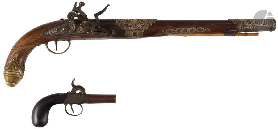 Long pistolet à silex d’Afrique du Nord.
Canon rond à méplat sur le dessus et à pans au tonnerre. Platine et chien col de cygne à corps plats ciselés d’argent. Garnitures en argent découpé à décor repoussé et incrusté et en laiton pour le pontet et le pommeau. Baguette en bois postérieure.
E.M. Vers 1830 / 1850 (petits manques et cassure de la crosse).


