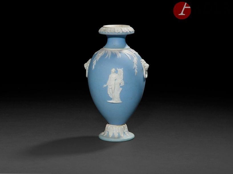 Wedgwood 
Petit vase ovoïde en biscuit à fond bleu orné de figures antiques et palmes.
XIXe siècle. 
H : 15 cm