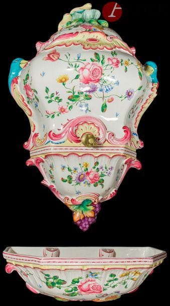 Marseille (genre de)
Fontaine couverte et son bassin en faïence à décor polychrome de fleurs, les anses en forme de canard, le couvercle surmonté de deux grenouilles. 
H : 50 cm