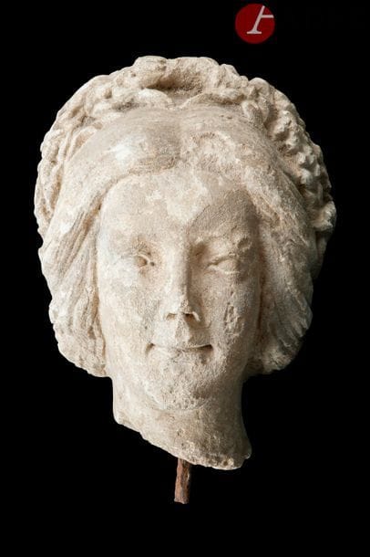 École française vers 1830
Tête de femme
Fragment en pierre calcaire
H : 45 cm
Usures, accidents et manques