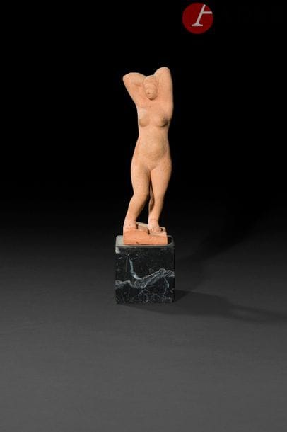 École française vers 1920
Femme nue aux bras levés
Statuette en terre cuite
H : 28 cm dont base cubique en marbre veiné gris H : 6,5 cm
Accidents et restaurations