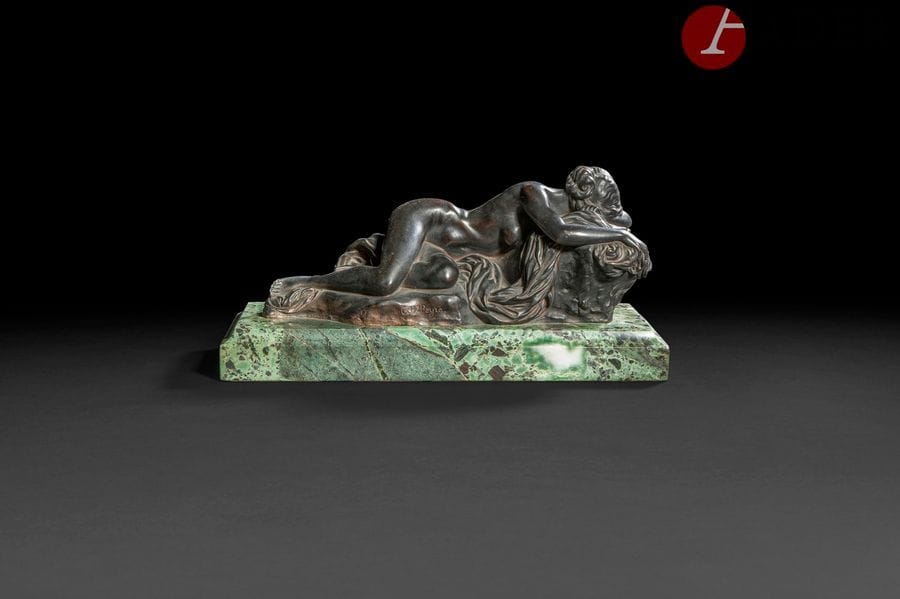 Charles Peyre (né en 1872) 
Jeune femme allongée
Bronze à patine noire
Signé « C.H Peyre » sur le devant et porte le cachet du ciseleur et peintre Paul Louchet (1854-1936) « Louchet Paris Ciseleur »
H : 12,5 cm dont 3,5 cm pour la base. 
Il repose sur une base en marbre vert : 21 x 7 cm