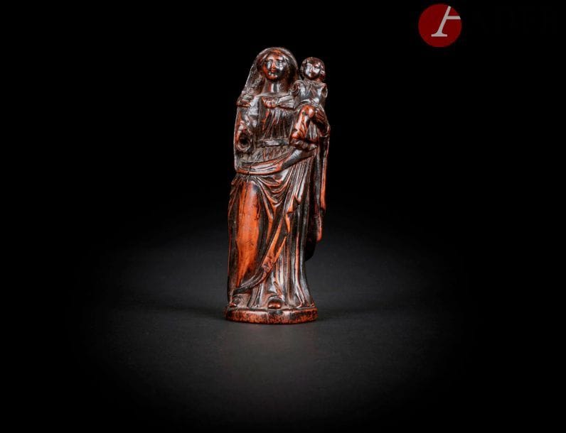 Vierge à l’Enfant en buis sculpté en ronde-bosse et patiné. Debout, tenant l’Enfant sur son bras gauche, Marie est vêtue d’une robe ceinturée et d’un manteau dont un pan revient sur le devant.
XVIIe siècle.
H : 11,5 cm
(manque les bras de l’Enfant et l’avant-bras de la Vierge)