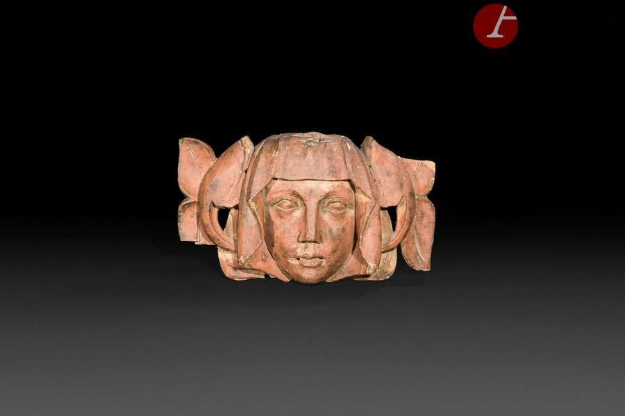 Tête de femme sculptée en fort relief en résineux monochromé. Visage encadré d’un voile entouré de rinceaux feuillagés.
XVIe siècle
H : 15,5 cm, L : 26,2 cm
(petits manques, trous de suspensions)