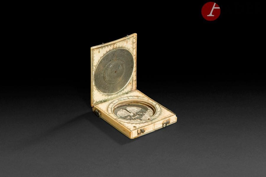 Cadran solaire ouvrant à charnières, en ivoire gravé et étain, à cadran polaire et cadran équatorial, indiquant les phases de la lune et comprenant une boussole et un calendrier perpétuel.
Signé de Charles Bloud à Dieppe.
Fin du XVIIe siècle (accidents et manques).
6,8 cm x 5,6 cm