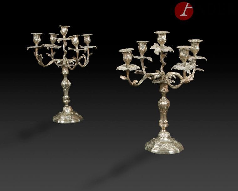 Paire de candélabres en bronze argenté, le bouquet amovible à cinq bras de lumière reposant sur un fût feuillagé et une base mouvementée.
Style Louis XV (accidents et restaurations).
H : 41 cm