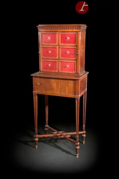 Cartonnier en acajou mouluré, les pieds ajourés en gaine réunis par une entretoise, ouvrant à un rideau ; la partie supérieure à six cartons de maroquin rouge doré aux petits fers.
Dans le goût de Charles-Guillaume Diehl (1811 - 1885).
XIXe siècle (accidents et manques).
H : 154 cm, L : 60 cm, P : 39 cm