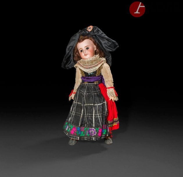 Poupée alsacienne, tête en porcelaine marquée en creux : S.F.B.J. 60 Paris.T. 8
Yeux mobiles bruns, bouche ouverte sur une rangée de dents, perruque brune. Corps articulé en bois et composition. Costume et coiffe (Alsace) présentés dans sa boîte « Bébé Merveille ».
Circa 1918
H : 52 cm