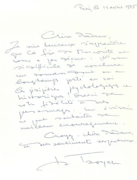 "Henri TROYAT (1911-2007) LAS, Paris 14 avril 1975, à une dame ; 1 page in-4
« Je suis heureux d’apprendre que la fin du Moscovite ne vous a pas déçue Il est si difficile de conclure un roman dont on a longtemps porté en soi les péripéties psychologiques et historiques ! Merci de votre fidélité à mes ouvrages Un écrivain ne peut souhaiter de meilleur encouragement »…
On joint une carte as de remerciement par Marcel Achard, et 2 cartes (fac-similés) d’Alain Peyrefitte et Simone Veil "
