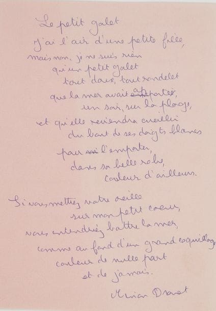 Marie-Noëlle dite Minou DROUET (née en 1947). L.A.S., 6 novembre 1957, [à l’éditeur Albert Mermoud], et poème autographe signé, Le petit galet ; 1 page et demie et 2 pages in-8.    Lettre et poème de la jeune poétesse prodige, âgée de dix ans. Elle envoie des poèmes qui peuvent s’adapter aux photos de Louis Andrieux : « lui comme moi, ne désirons pas que texte et image collent trop étroitement […] Vous me feriez plaisir en me disant si mes poèmes vous plaisent. C’est drôle, j’ai toujours une telle angoisse de décevoir. En couverture on pourrait mettre une photo de moi que Louis vient de faire. Je n’y suis ni belle ni laide – j’y suis moi, avec ce que ça comporte d’angoisse et de rêve et de lointain, – de détaché, d’en marche vers autre chose »…– Le petit galet, sur un feuillet rose, est composé de 17 vers libres :                                          « J’ai l’air d’une petite fille,                                             mais non, je ne suis rien                                                   qu’un petit galet                                                   tout doux, tout rondelet »… Au verso, Minou Drouet explique au crayon qu’il s’agit du premier poème qu’elle ait écrit, à l’âge de sept ans, et qu’elle aimerait le voir figurer sur la première page du livre en préparation. Elle ajoute qu’elle voudrait écrire elle-même les quelques lignes la concernant : « Qui peut mieux exprimer la vérité sur le cœur de l’escargot, que l’escargot lui-même ? ». 
