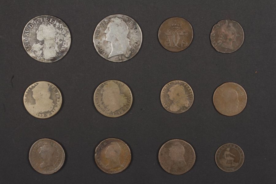 Lot de pièces argent France et étranger XIXe et XXe s dont: 
- 1 écu en argent, Louis XV au bandeau 
- 1 écu en argent, Louis XV aux rameaux d'oliviers 
- 14 pièces diverses dont 4 pièces de 1 Dollars. Type Liberty (2) et Type Morgan (2), 1 pièce de 5 Francs.1849, 1 pièce de 20 Francs Turin 1933 et 8 pièces mexicaines, espagnoles, grecques, canadienne. Poids: 343g
- Fort lot de pièces argent France et étranger XIXe et XXe s. Poids : 659g

On joint diverses monnaies (10) en cuivre, en cupronickel (7) et autre (2)

Frais acheteur = 8% HT