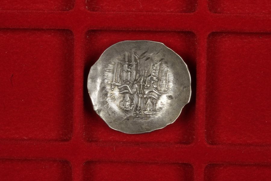 1 pièce Empire Byzantin. Monnaie scyphate en argent. TB

Frais acheteur = 8% HT