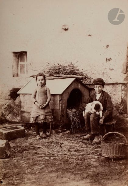 Photographe non identifié 
Petite fille et petit garçon tenant son chien près de la niche, c. 1865. 
Épreuve sur papier albuminé contrecollée sur carton. 
16,8 x 12 cm