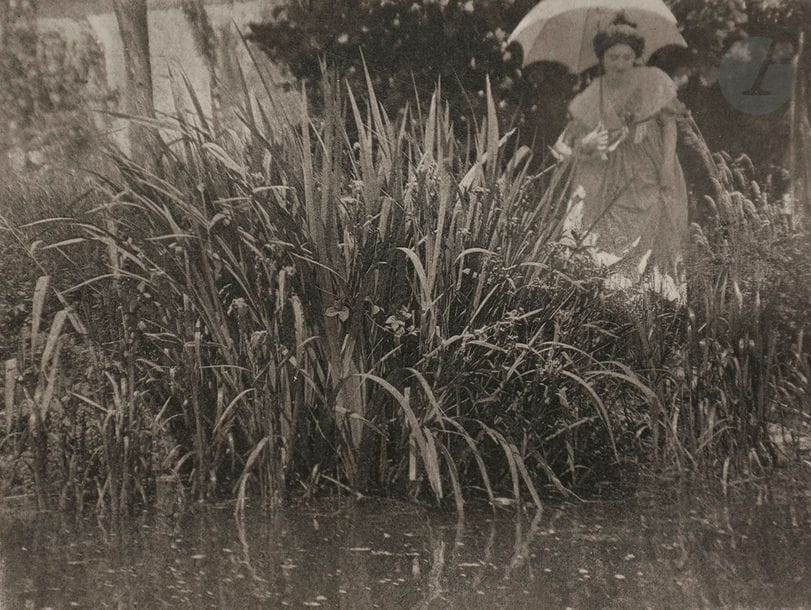 Constant Puyo (1857-1933)
Études pictorialistes, c. 1910. 
Deux jeunes femmes dans un champ de fleurs. Femme à l’ombrelle dans les hautes herbes au bord de l’eau. 
Deux (2) épreuves argentiques d’époque. Timbre sec du photographe dans la marge inférieure. 
Images : 11 x 8 et 8 x 11 cm 
Feuilles : 17,8 x 12,7 cm
