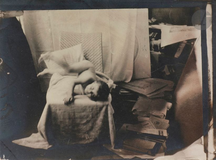 José María Sert y Badía (1874-1945)
Étude de nu, c. 1920-1930. 
Enfant jouant sur une chaise. 
Épreuve argentique d’époque. 
9 x 12 cm