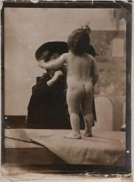 José María Sert y Badía (1874-1945)
Étude de nu, c. 1920-1930. 
Enfant. 
Projet pictural pour la résidence de Sir Saxton Noble, Kent House, Londres. 
Épreuve argentique d’époque. 
12,5 x 9 cm