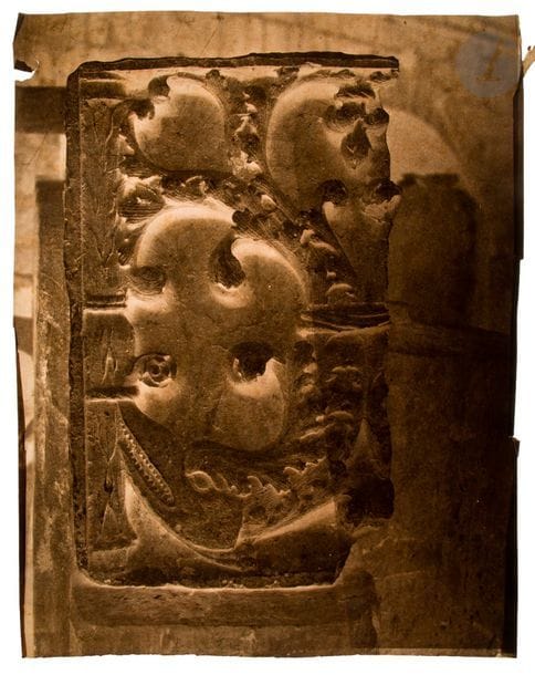 Charles Nègre (1820-1880)
Bas relief, moulage d’ornement, c. 1855. 
Épreuve sur papier salé et son négatif papier ciré. 
23,5 x 34 et 33 x 43 cm 