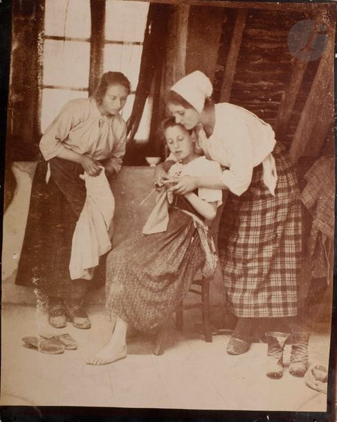 Photographe non identifié 
Trois jeunes femmes à la couture, c. 1900. 
Épreuve argentique d’époque. 
29 x 23 cm