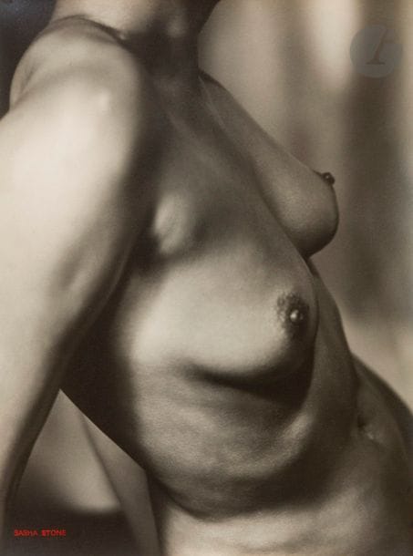 Sasha Stone (1895-1940)
Nu de la série Femmes, c. 1932. 
Épreuve argentique d’époque, signée à l’encre rouge en bas à gauche. Tampon « Copyright Stone - Bruxelles » au verso avec la référence manuscrite 32967 à l’encre rouge. 
39,5 x 29,5 cm