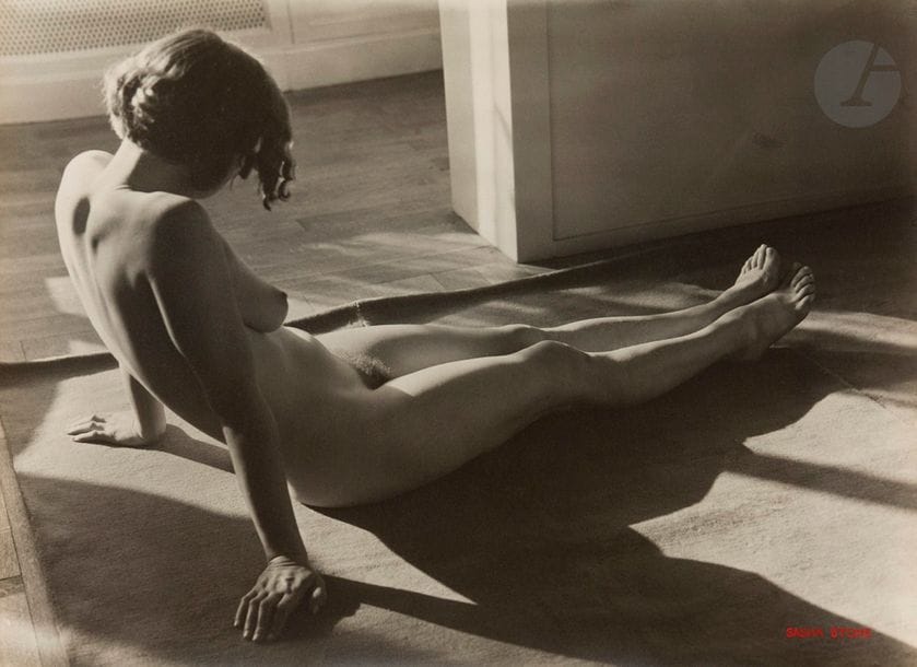 Sasha Stone (1895-1940)
Nu de la série Femmes, c. 1932. 
Épreuve argentique d’époque, signée à l’encre rouge en bas à droite. Tampon « Copyright Stone - Bruxelles » au verso avec la référence manuscrite 33531 à l’encre rouge. 
29,5 x 39,5 cm