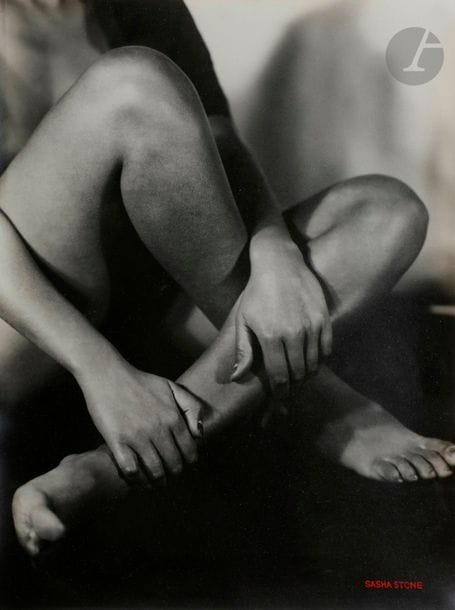 Sasha Stone (1895-1940)
Nu de la série Femmes, c. 1932. 
Épreuve argentique d’époque, signée à l’encre rouge en bas à droite. Tampon « Copyright Stone - Bruxelles » au verso avec la référence manuscrite 32992 à l’encre rouge. 
29,5 x 39,5 cm