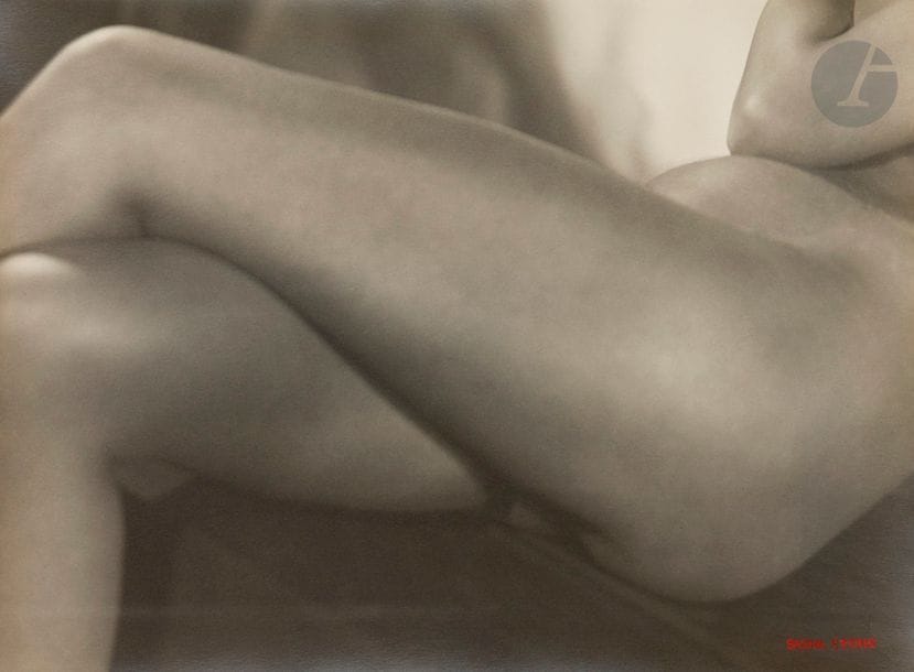 Sasha Stone (1895-1940)
Nu de la série Femmes, c. 1932. 
Épreuve argentique d’époque, signée à l’encre rouge en bas à droite. Tampon « Copyright Stone - Bruxelles » au verso avec la référence manuscrite 30048 à l’encre rouge. 
29,5 x 39,5 cm