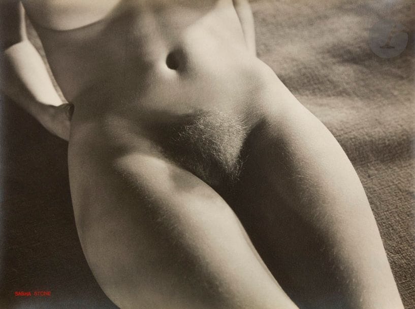 Sasha Stone (1895-1940)
Nu de la série Femmes, c. 1932. 
Épreuve argentique d’époque, signée à l’encre rouge en bas à gauche. Tampon « Copyright Stone - Bruxelles » au verso avec la référence manuscrite 38578 à l’encre rouge. 
29,5 x 39,5 m