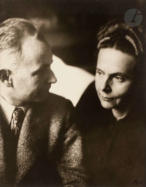 Izis Bidermanas (1911-1980) 
Louis Aragon et Elsa Triolet, c. 1945. 
Épreuve argentique d’époque signée à l’encre en bas à droite. Tampon « Photo Izis Bidermanas » au verso. 
30 x 23,5 cm