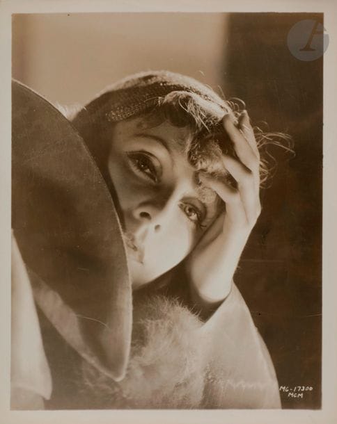 Metro-Goldwin-Mayer 
Greta Garbo, c. 1930-1940. 
Huit (8) épreuves argentiques d’époque. 
25,5 x 20,5 cm avec marges