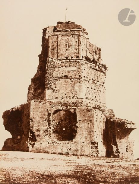 Édouard Baldus (1813-1889)
Tour Magne à Nîmes, 1853. 
Épreuve sur papier albuminé, d’après négatif papier, contrecollée sur carton, signée, légendée et référencée « N°7 » dans le négatif. Tampon-signature « E. Baldus » sur le montage en bas à droite. 
43,5 x 33 cm 