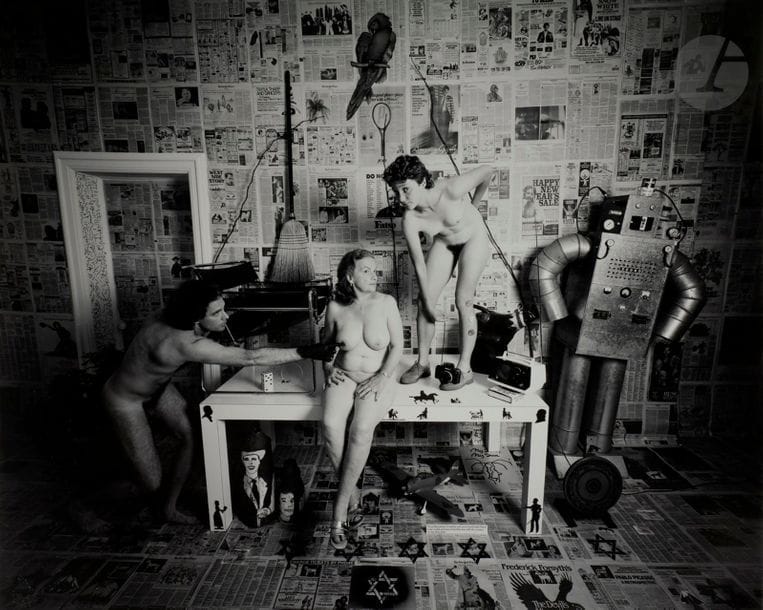 Leslie Krims (1942)
A touching picture of mother and son ; a man’s best friend is his model ; and look at the little Jens with the camera on her shoe. New York, Buffalo, 1986. 
Épreuve argentique d’époque tirée par l’auteur (1986), signée, titrée et datée au crayon au verso.
Image : 45,5 x 57 cm
Feuille : 50,5 x 60,5 cm

Bibliographie : 
Leslie Krims, introduction par Bernard Noël, Photo Poche - Actes Sud, 2005, ill. 52.