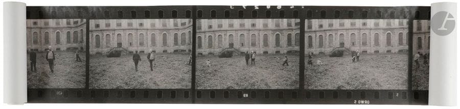 Photographe tchèque non identifié 
The letter for H. C. Bresson.
Henri Cartier-Bresson à Prague, en compagnie de Martine Franck et Anna Farova, Octobre 1981. 
Rouleau de 32 prises de vue tiré sur une seule feuille, signé et daté à l’encre à droite et au centre, titré au crayon à gauche.
21 x 23 cm (chaque)
Format total : environ 21 x 730 cm

« A l’automne 1981, [Anna Farova] organise une exposition épique de jeunes tchèques, dans l’ancien couvent de Plasy. (…) Hervé Guibert, dans son livre Le Seul Visage, évoque « un tel événement pour les praguois qui étaient là, un tel symbole de liberté, un tel geste contre la brimade, et vers la conscience, qu’il semblait flotter dans l’air, comme la couche d’un gaz peu volatil, une nappe d’émotion qui unissait tous les corps ». (…) » Michel Guerrin, Le Monde, 7-8 mars 2010.