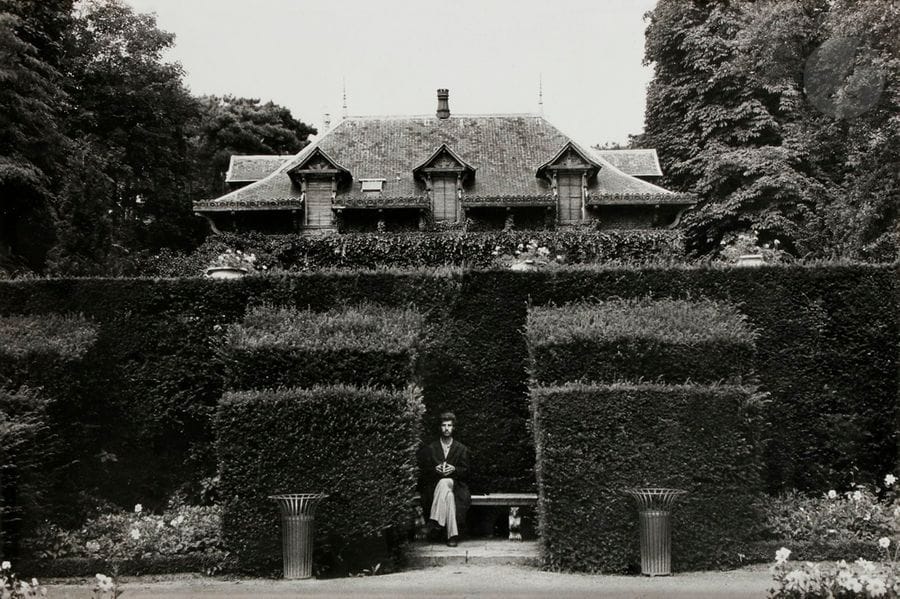 François Hers (1943)
Homme seul à Bagatelle, Paris, 1982. 
Épreuve argentique tirée par l’auteur.
39,5 x 59,5 cm - cadre