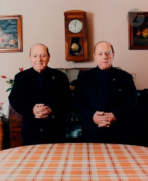 Dominique Delpoux (1962)
Série Les couples gémellaires. 
Les abbés Henri et Yvan Pourcet. Samatan, 1985.
Épreuve chromogénique tirée par l’auteur, signée, dédicacée, titrée, datée et numérotée à 10 ex. à l’encre au verso.
Image : 46,5 x 37,5 cm
Feuille : 51 x 40,5 cm

Bibliographie : 
Patrick Roegiers, Double vie double vue, Actes Sud - Fondation Cartier pour l’art contemporain, Arles, 1996, n. p. 