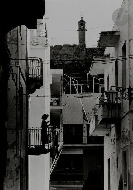 Willy Ronis (1910-2009)
Nauplie. Grèce, 1980. 
Épreuve argentique (2003), signée à l’encre dans la marge inférieure à droite. Tampon « 46, rue de Lagny » et titre manuscrit au crayon au verso. 
Image : 30 x 21 cm
Feuille : 40 x 30 cm 

Bibliographie :
Willy Ronis, Derrière l’objectif de Willy Ronis, Hoëbeke, Paris, 2001, p. 86.