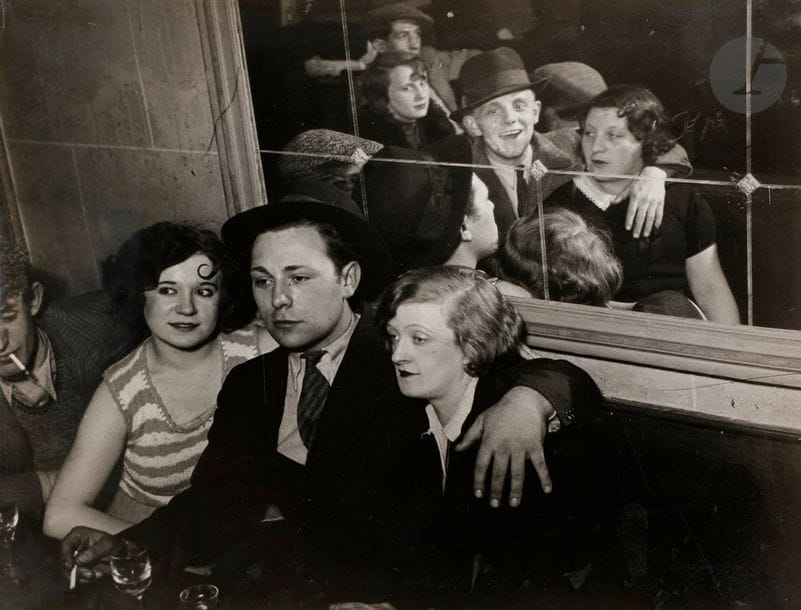 Brassaï (Gyula Halasz, dit) (1899-1984)
Bal musette, Rue de Lappe, 1932.
Epreuve argentique (c. 1950). Tampon « Copyright by - Brassaï - 81, rue du Faubourg Saint-Jacques », date et titre manuscrits à l’encre rouge de la main de Brassaï au verso.
23,3 x 29,4 cm

Bibliographie :
Brassaï, The Museum of Modern Art, 1968, p. 19.
Brassaï, Le Paris secret des années 30, Gallimard, 1976, p. 79.
Brassaï, Paris tendresse, Editions Hoëbeke, 1990, p. 55.