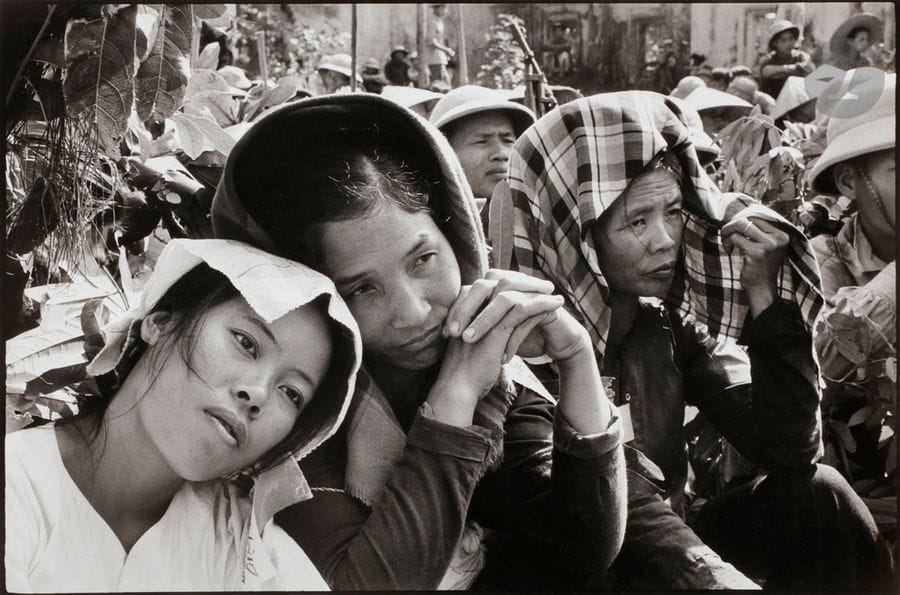 Marc Riboud (1923-2016) 
Nord Vietnam, 1969. 
Rassemblement de la population pour la lecture du testament d’Ho Chi Minh.
Épreuve argentique (c. 1990). Tampon « Marc Riboud - Magnum » et numéro de négatif au crayon au verso. 
Image : 24 x 35,5 cm 
Feuille : 30 ,5 x 40,5 cm