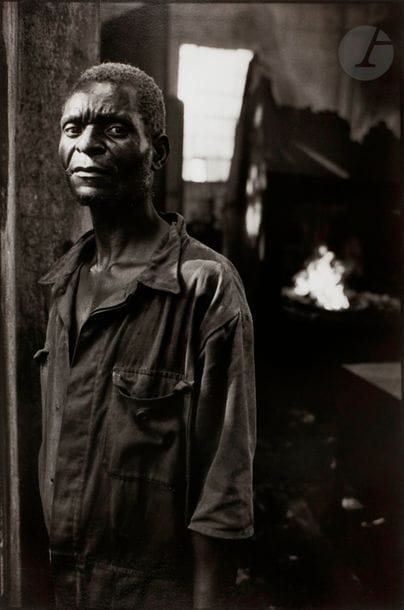 Françoise Huguier (1942) 
Squat de Beira lors du tournage de Lumumba de Raoul Peck. Mozambique, 1999.
Épreuve argentique (2002) signée et datée à l’encre dans la marge inférieure. 
Image : 36 x 24 cm 
Feuille : 40,5 x 30,5 cm