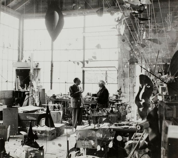 Hélène Hoppenot (1896-1981) 
L’ambassadeur Henri Hoppenot et Alexandre Calder dans son atelier, c. 1960. 
Épreuve argentique (c. 1970). Tampon de la photographe au verso. 
39 x 41 cm - cadre