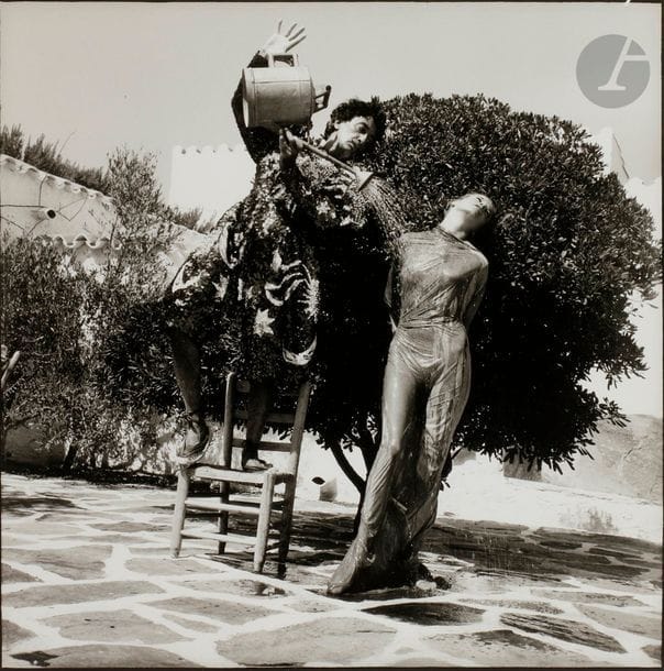 Jean Clemmer (1926-2001)
Mise en scène avec Salvador Dali et Ginesta. 
Port Lligart, 1964. 
Épreuve argentique (c. 1990) signée et dédicacée à l’encre dans la marge inférieure. 
Image : 37 x 37 cm
Feuille : 50 x 40 cm - cadre