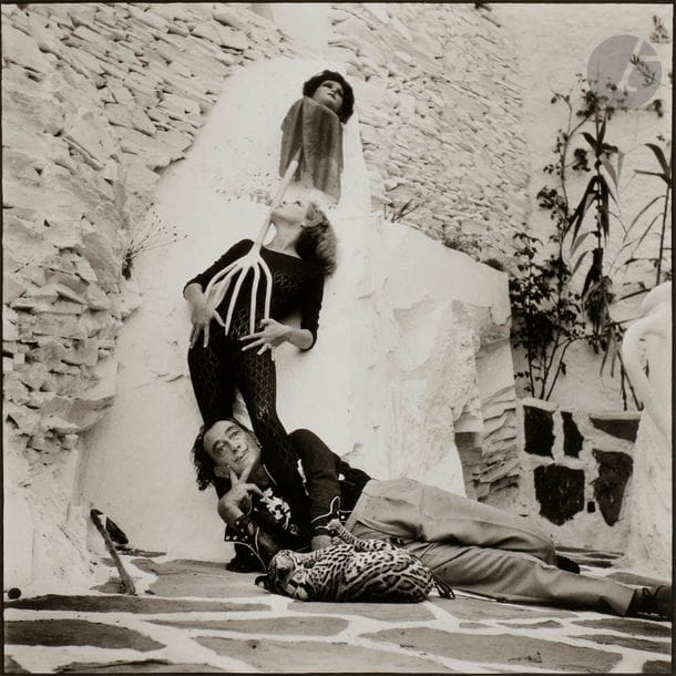 Jean Clemmer (1926-2001)
Mise en scène avec Salvador Dali et une panthère. 
Port Lligart, c. 1960. 
Épreuve argentique (c. 1990) signée et numérotée à 50 ex. à l’encre dans la marge inférieure. 
Image : 37 x 37 cm
Feuille : 50 x 40 cm - cadre