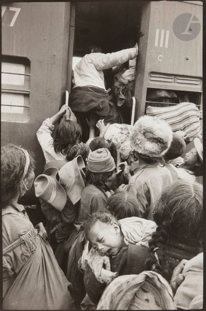 Larry Burrows (1926-1971)
Guerre sino-indienne, 1962.
Militaires indiens en exercice. Convois militaires. Réfugiés embarquant dans un train.
Quatre (4) épreuves argentiques (c. 1980). Tampon « Life Photo by Larry Burrows », tampon-signature du photographe et dates aux versos.
Images : 34 x 23 cm
Feuilles : 35,5 x 28 cm

La guerre sino-indienne est un conflit ayant opposé la République populaire de Chine et l’Inde en 1962, pour le contrôle de territoires himalayens.