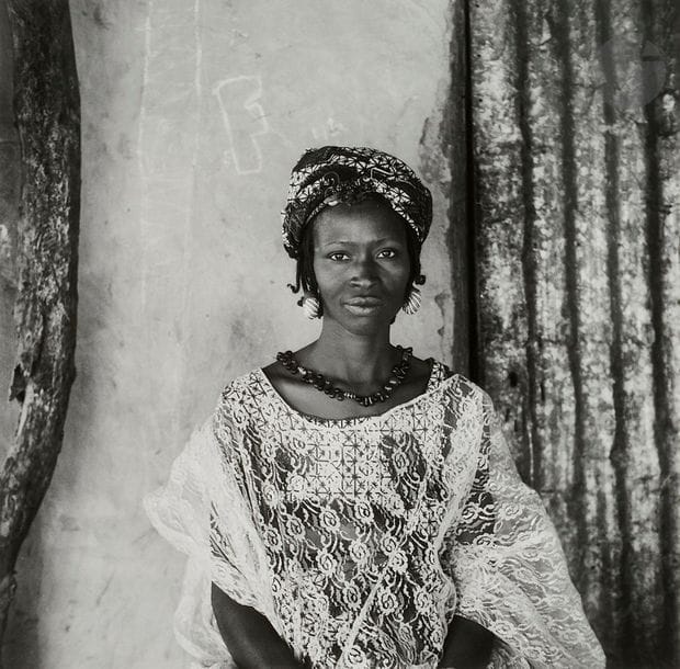 Oumar Ly (1943-2016)
Sans titre [Podor, 1963]. 
Épreuve argentique. Tampon « Thiofi studio - Oumar Ly - Podor - Sénégal » et signature sur étiquette contrecollée au verso. 
Image : 25 x 25 cm 
Feuille : 30,5 x 30,5 cm