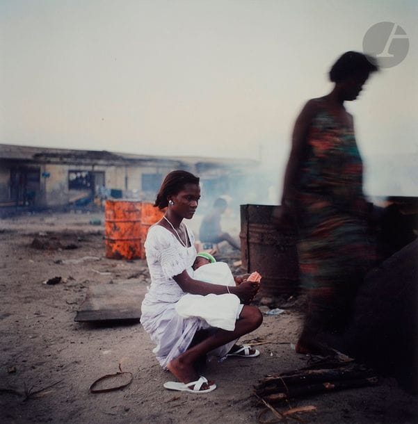 Denis Dailleux (1958)
Femme au bébé à Jamestown. Ghana, 2010. 
Épreuve argentique (2013), signée, dédicacée, titrée et numérotée à 12 ex. au verso.
Image : 38 x 38 cm 
Feuille : 50 x 40 cm