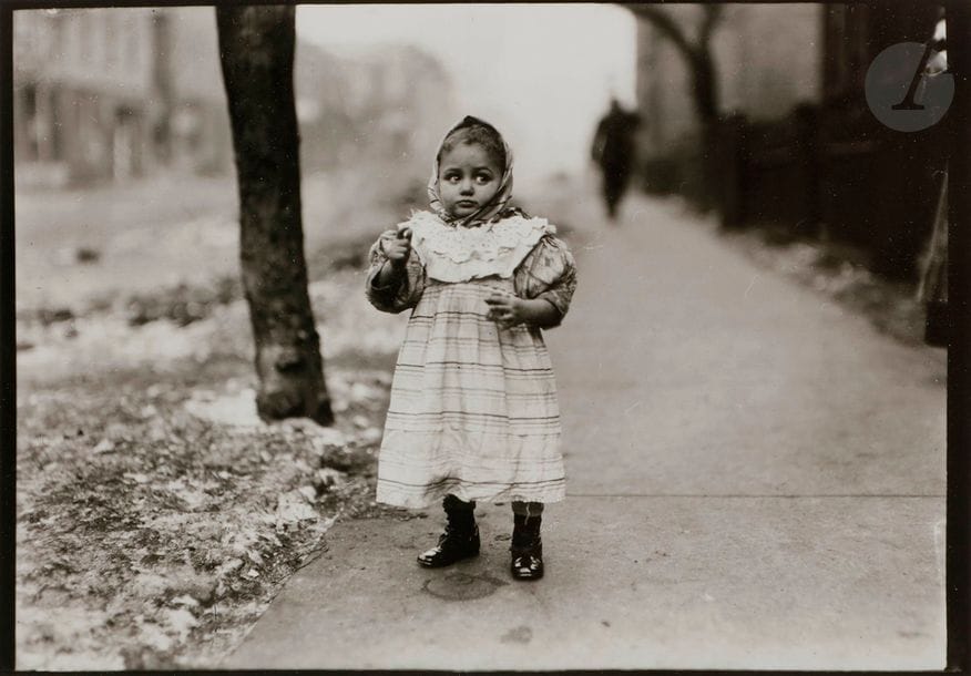 Lewis Hine (1874-1940)
Chicago, 1909-1912.
Chicago Street, Little Girl Near Hull House.
Épreuve argentique (c. 1970). Tampon « George Eastman House Collection », titre et annotations manuscrites « print from original negative » au verso.
Image : 12,5 x 17,5 cm
Feuille : 20,5 x 25,3 cm