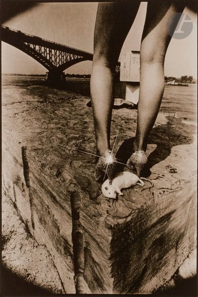Les Krims (1942)
Sans titre, 1970. 
Épreuve argentique d’époque (Kodak Kodalith) contrecollée sur carton, signée et datée au crayon sur le montage. 
Image : 12,3 x 18,4 cm
Feuille : 13,8 x 19,7 cm