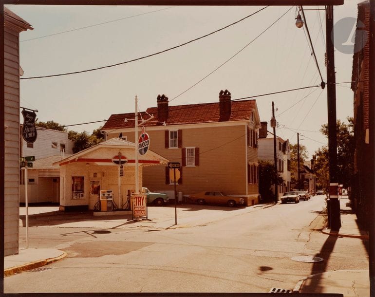 Stephen Shore (1947)
King Street and Tradd street, Charleston, South Carolina, August 3, 1975.
Épreuve argentique d’époque sur papier Kodak. Titre et date manuscrits de la main de Stephen Shore au verso.
20,2 x 25,2 cm

Bibliographie :
Uncommon Places, 50 unpublished photographs 1973-1978, Kamel Mennour, Paris, 2002, n. p.